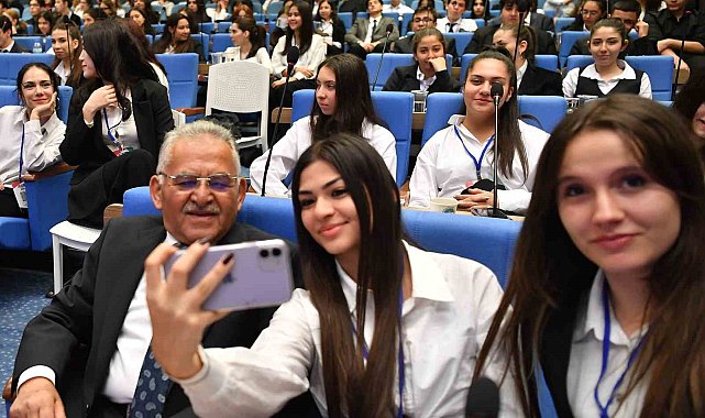 Genç dostu başkan, öğrencilere TBMM gezisi sözü verdi