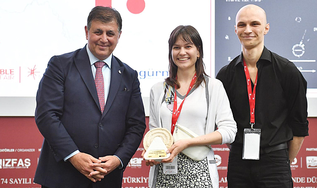 Genç tasarımcılara ödüllerini Başkan Cemil Tugay verdi