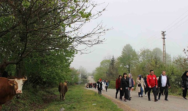 Gençler Çamlıpınar göletinde yürüdü