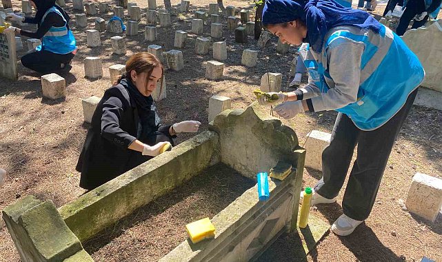 Gençler çocuk mezarlarını titizlikle temizledi