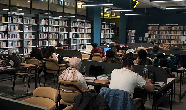 Gençler, üniversite sınavına kitap kahvelerde hazırlanıyor