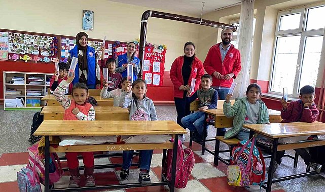 Gençlik Merkezi Üyeleri'nden köy okullarındaki öğrencilere iç ısıtan hediye