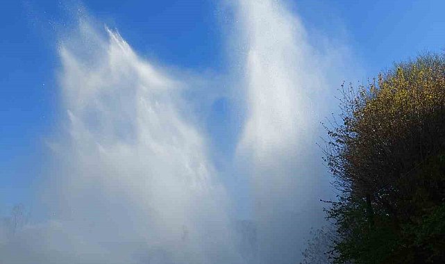 Giresun&#039;da su borusu patladı: Şebeke suyu metrelerce yükseldi