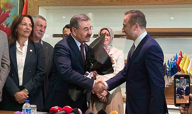 Gölbaşı'nda seçimleri kazanan Yakup Odabaşı mazbatasını aldı