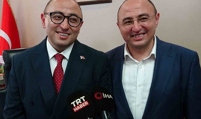Görenler yeni belediye başkanını ikizi ile karıştırıyor
