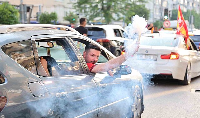 Göztepe Süper Lig&#039;e çıktı, taraftar sokağa döküldü