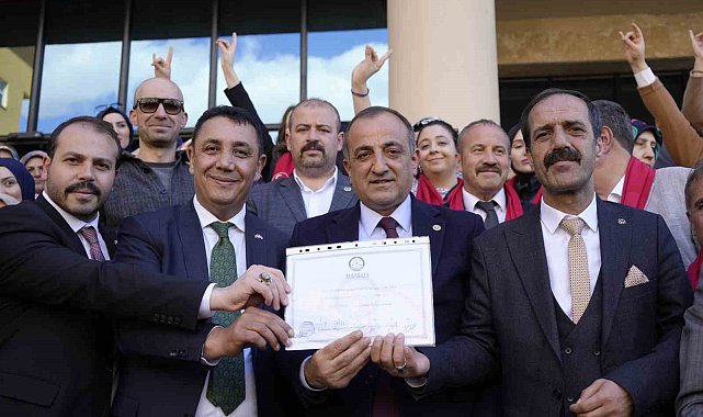 Gümüşhane Belediye Başkanı seçilen Başer, mazbatasını alarak makamına oturdu