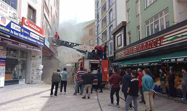 Gümüşhane'de 2 katlı mağazada çıkan yangında maddi hasar meydana geldi
