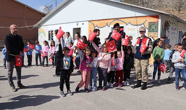 Gümüşhane'de jandarma ekipleri 23 Nisan'da köy çocuklarını unutmadı