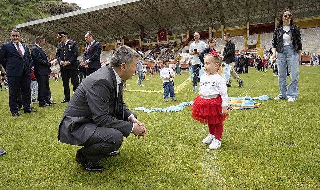 Gümüşhane'de Valilik koltuğuna oturan öğrenci makam aracıyla gezerek protokolü selamladı