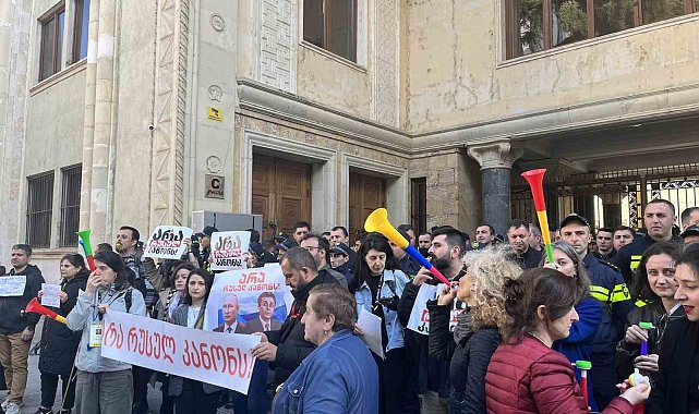 Gürcistan'da parlamento önünde tartışmalı yasa tasarısı protesto edildi