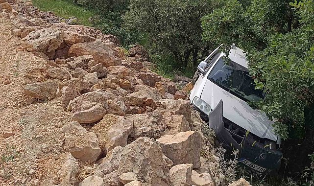 Hafif ticari araç şarampole devrildi: 1 yaralı