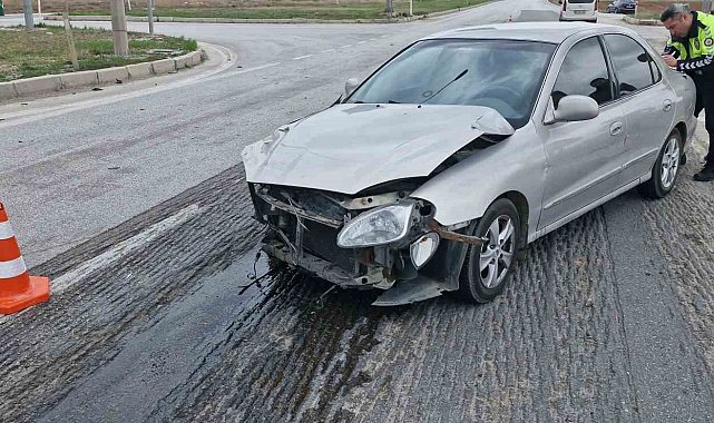 Hafif ticari araç ve otomobil çarpıştı: 5 yaralı