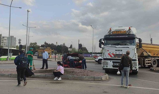 Hafif ticari aracın çarptığı tır refüje daldı : 1 yaralı