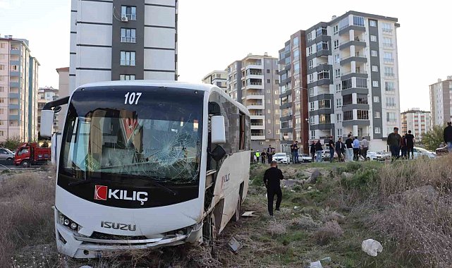 Hafif ticari araçla çarpışan işçi servisi tarlaya girdi: 1 ölü, 5 yaralı