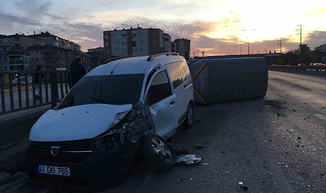 Hafif ticari araçla çarpışan kamyonet devrildi: 2 yaralı