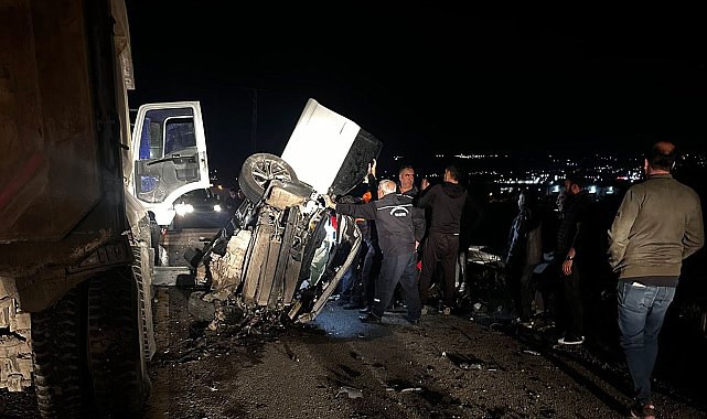 Hafriyat kamyonunun altına giren otomobil hurdaya döndü: 3 yaralı