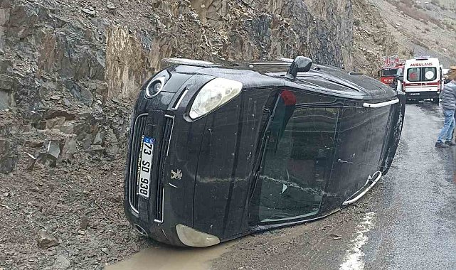 Hakkari'de kamyonet yan yattı: 5 yaralı