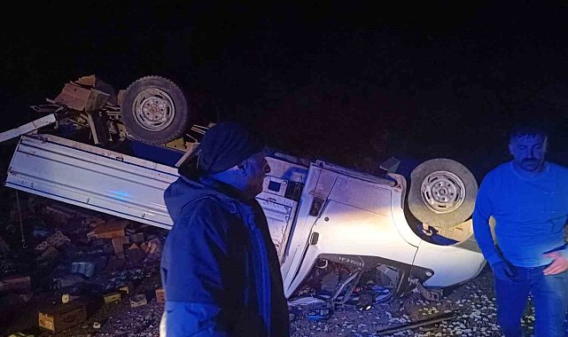 Hakkari&#039;de lastiği patlayan kamyonet kaza yaptı: 2 hafif yaralı