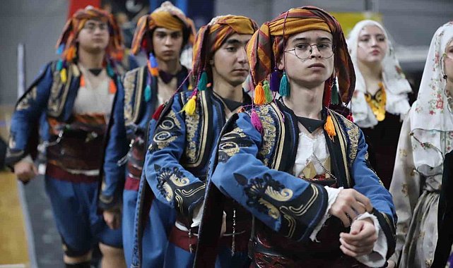 Halk oyunları şöleni Denizli'de başladı