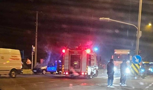 Hareket halindeki otomobil alev alarak yandı