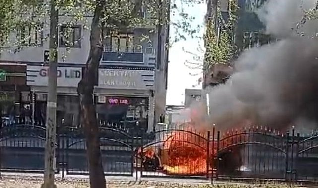 Hareket halindeki ticari taksi alev alev yandı