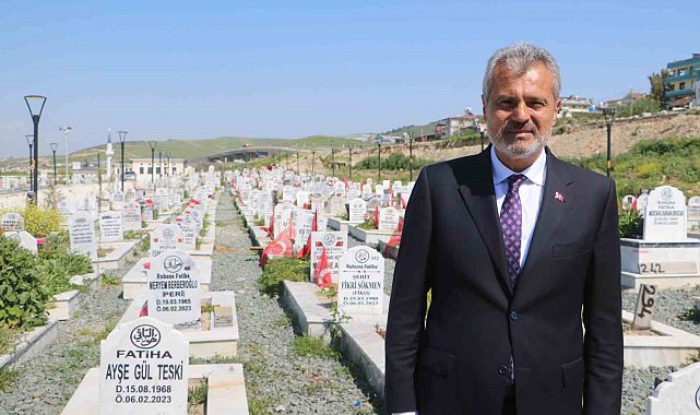 Hatay Büyükşehir Belediye Başkanı Öntürk'den ilk ziyaret deprem şehitliğine