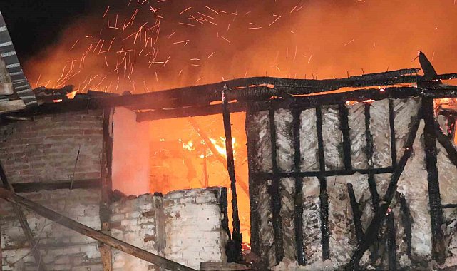 Havza'da 2 katlı ahşap ev ve depo alevlere teslim oldu