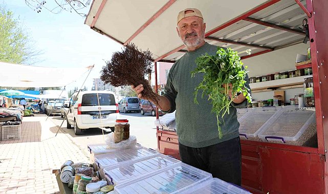 Hem satıyor, hem de faydalarını anlatıyor