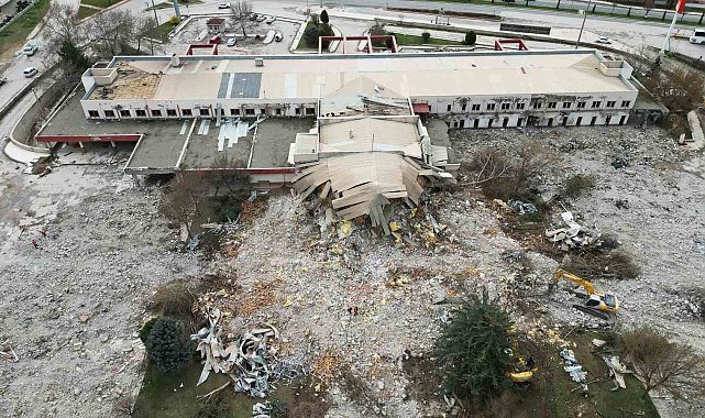 Hemen herkesin bir anısı vardı: Elazığ'da eski terminal binasının son anları havadan görüntülendi