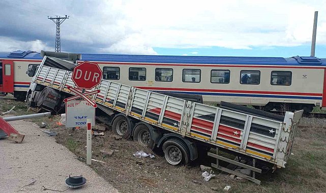 Hemzemin geçitte mahsur kalan tıra tren çarptı... Feci kaza kamerada