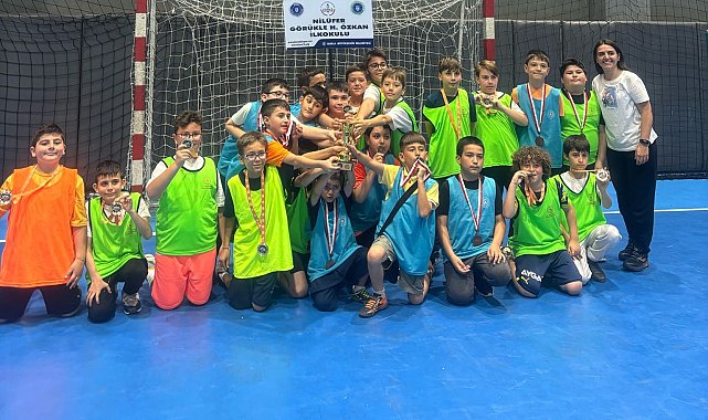 Hentbol ve masa tenisinde kazananlar kupa ve madalyalarını aldı