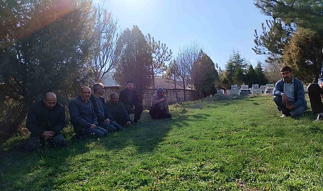 Her bayram arifesinde vefat eden yakınları için bir araya gelip dua ediyorlar