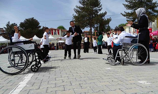Hisarcık'ta özel öğrencilerden "Erik Dalı" isimli müzik gösterisi