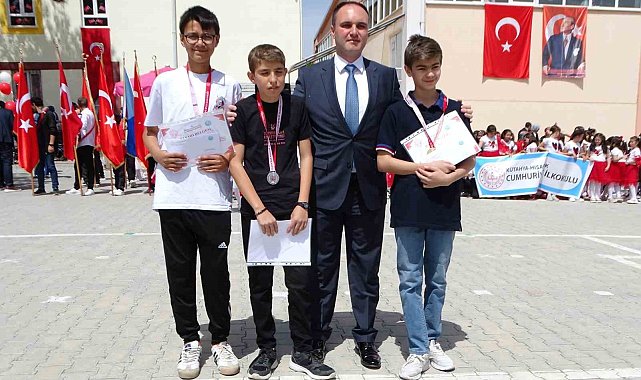 Hisarcık'ta yarışmalarda dereceye giren öğrenciler ödüllendirildi