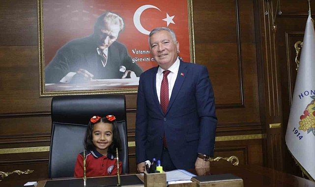 Honaz'da başkanlık koltuğuna minik Betül oturdu