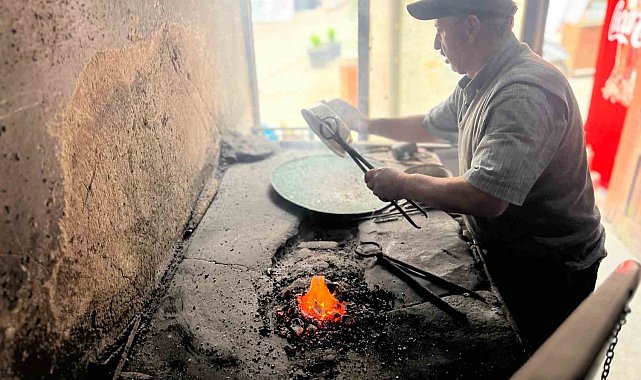 Hüseyin usta tezgahın başında mesleğin son ustalığını sergiliyor