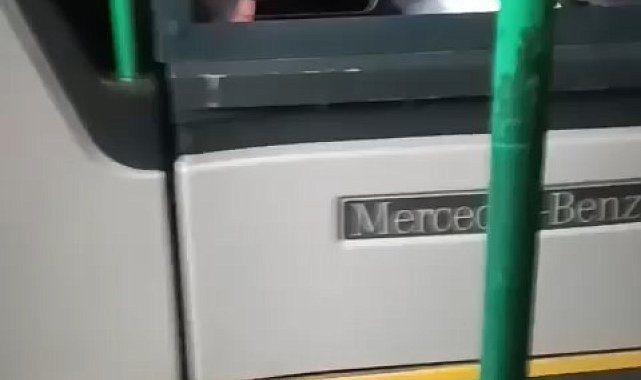 İETT şoföründen skandal görüntü, telefonla oynayarak otobüs kullandı