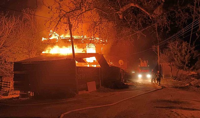 İki katlı evde çıkan yangın geceyi aydınlattı