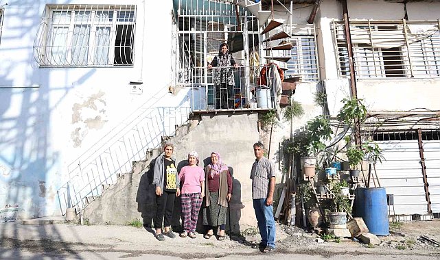 İkinci defa seçilen kadın muhtar balkon konuşması yaptı, kadınlarla çiftetelli oynadı