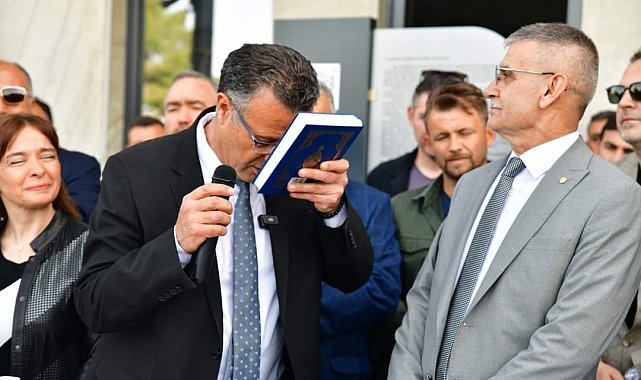 İkinci dönemine de Kur'an-ı Kerim'i öperek başladı
