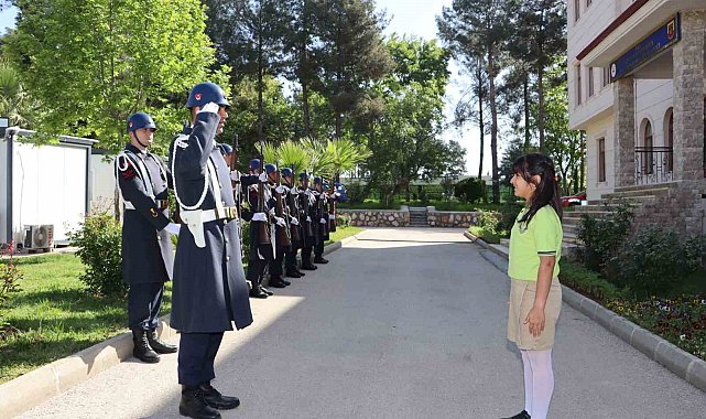 İl Jandarma Komutanı küçük Ada'yı tören mangası karşıladı
