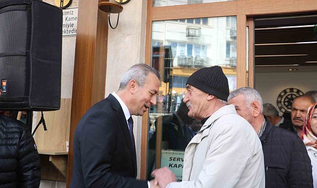 İlk bayramlaşmasına binlerce kişi akın etti, saatlerce ayakta kaldı
