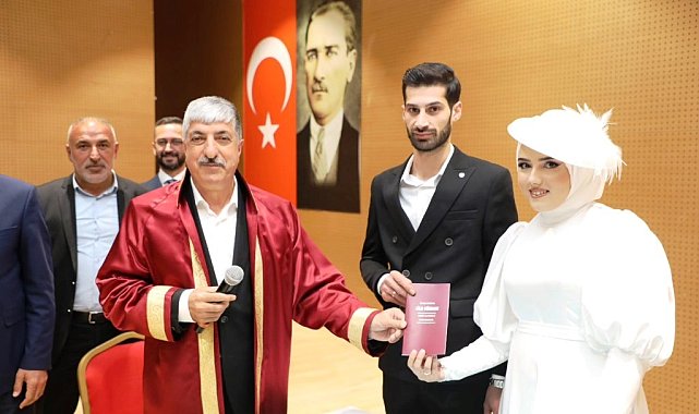 İlk nikahını kıydı, cüzdanı geline verdi