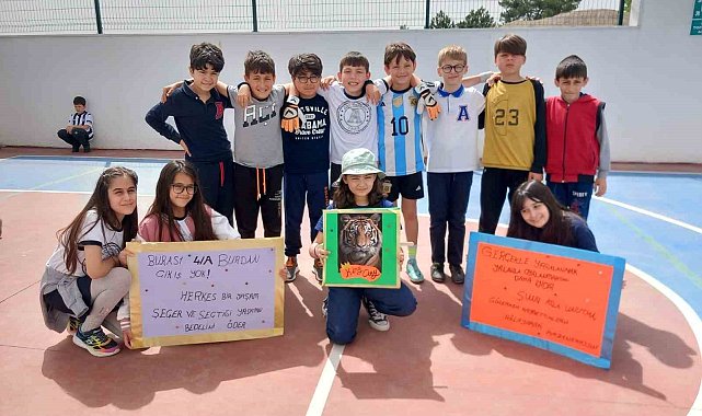 İlkokul öğrencilerinin turnuvasında pankartlar dikkat çekti