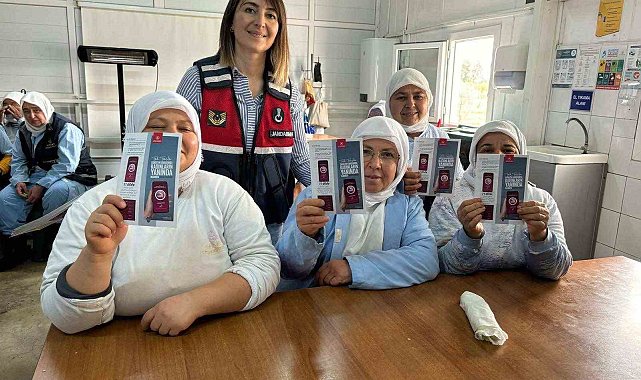İncir fabrikasında çalışan kadınlara jandarmadan bilgilendirme