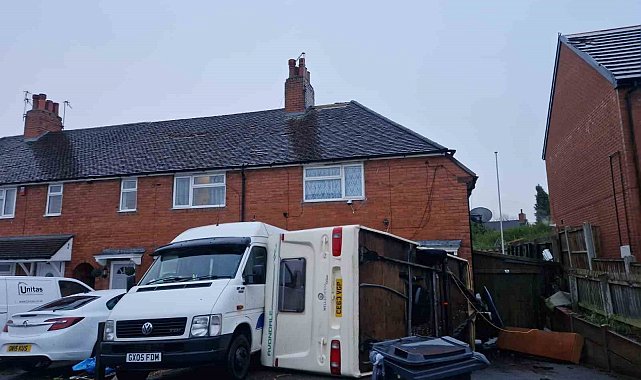 İngiltere'de fırtına karavanı devirdi