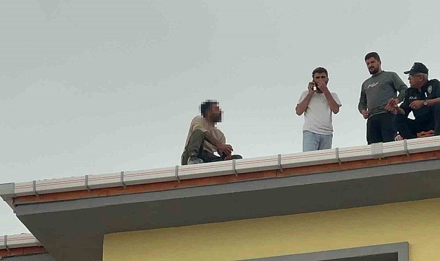 İnşaat işçisi çatıdan atlamak istedi