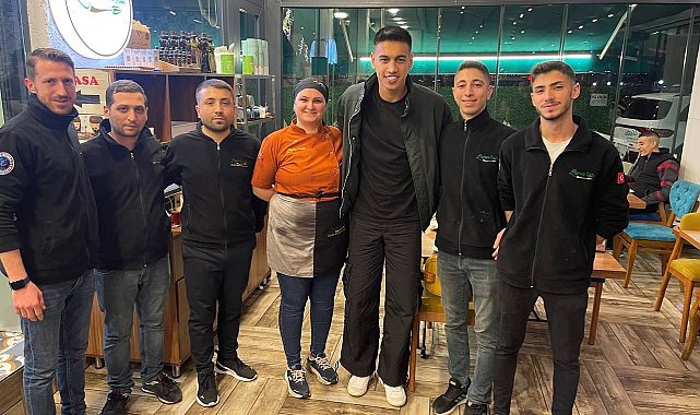 İrfan Can Eğribayat künefe ve Adana Bombası'na hayran kaldı
