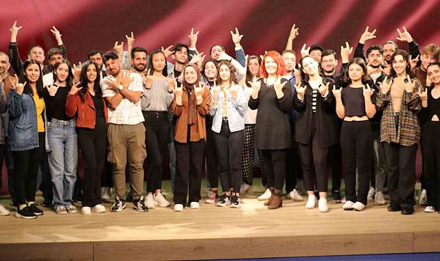 İşaret diliyle 23 Nisan'ı kutladılar